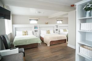 Letto o letti in una camera di The Lodge Doolin