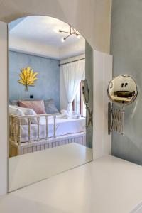 ロードス・タウンにあるBastion Luxury Medieval Accommodationのベッドと鏡付きの部屋