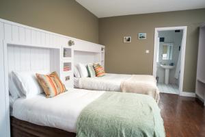 Letto o letti in una camera di The Lodge Doolin
