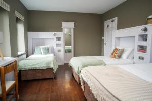 Letto o letti in una camera di The Lodge Doolin