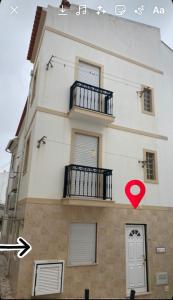 un bâtiment avec un cœur rouge sur son côté dans l'établissement Faneca Beach Room - Faneca Apartamentos, à Nazaré