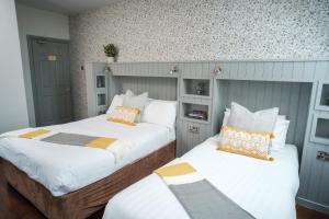 due letti uno accanto all'altro in una camera da letto di The Lodge Doolin a Doolin