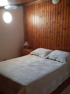 A bed or beds in a room at Harbour View Apartment