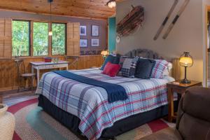 Postel nebo postele na pokoji v ubytování Eureka Sunset Cabins