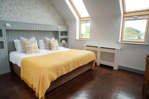 Letto o letti in una camera di The Lodge Doolin
