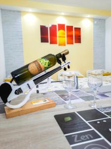- une bouteille de vin sur une table avec des verres dans l'établissement Cozy apartment close to Dubrovnik, à Neum