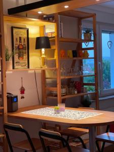 einen Tisch und Stühle in einem Zimmer mit Fenster in der Unterkunft Ferienwohnung Geidel in der Altstadt Nordhausen in Nordhausen