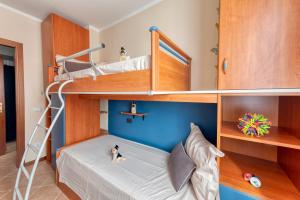 a small bedroom with bunk beds with blue walls at Wolf House - Sirmione Holiday in Sirmione