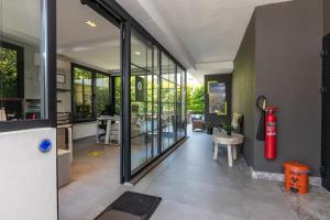 ein offener Flur mit Glastüren und einem Hydranten in der Unterkunft Z-Suites in Antalya