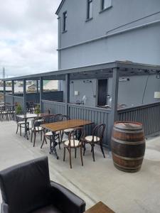 Balkon atau teras di The Midway Bar & Guesthouse