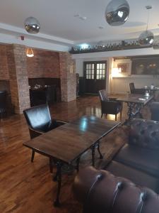 Area tempat duduk di The Midway Bar & Guesthouse