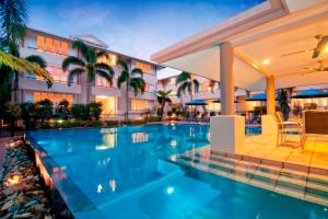 een zwembad voor een hotel bij Cayman Villas Port Douglas in Port Douglas
