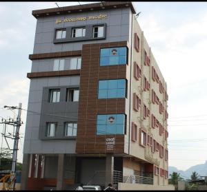 カナーカプラにあるGolden pride hotel ( the pride family restaurant)の側面に看板がある高い建物