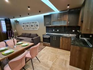 uma cozinha e sala de estar com mesa e cadeiras em MitProt Panorama Bay 2 luks apartment ap.73 em Sveti Vlas