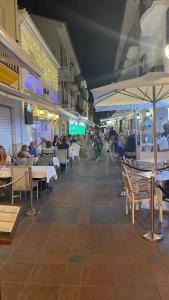 restauracja ze stołami i krzesłami oraz ludzie siedzący przy stołach w obiekcie Hotel Boutique Andalucia w mieście Fuengirola