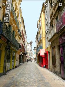 an empty street in a city with many buildings at Beau studio en centre ville in Narbonne +14 photos