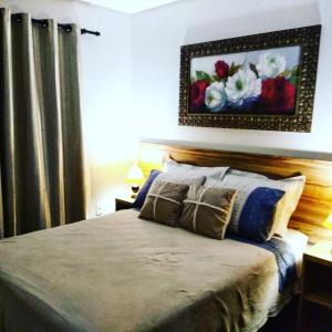 ein Schlafzimmer mit einem Bett und einem Wandgemälde in der Unterkunft Residencial Franzen in Canela