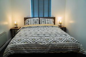 Un pat sau paturi într-o cameră la JB Apartments, Fully Equiped Ground Floor Apartment