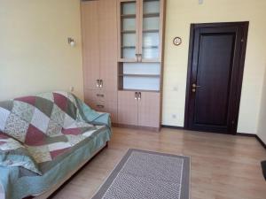 sala de estar con sofá y puerta en Квартира апартаменты с авторскими ремонтом en Yuzhne