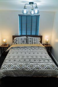 Un pat sau paturi într-o cameră la JB Apartments, Fully Equiped Ground Floor Apartment