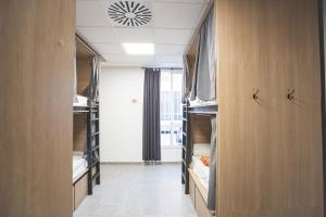 Postel nebo postele na pokoji v ubytování Ohana Tarifa Hostel