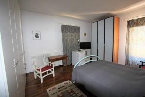 a bedroom with a bed and a table and a chair at Teramo 1 dall'Adriatico al Gran Sasso con Piscina in Teramo