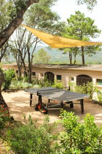 un tavolo da ping pong di fronte a una casa di Domaine de la Testa a Sainte-Lucie de Porto-Vecchio