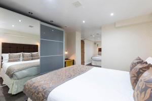 Tempat tidur dalam kamar di Hotel Shepherds Bush London