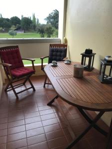 einen Tisch und Stühle in einem Zimmer mit Fenster in der Unterkunft T1 Troia Resort - Praia Mar in Comporta