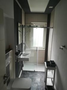 Koupelna v ubytování Ferienhaus Frank Saathoff + 37 fotografií