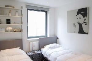 A bed or beds in a room at Modern 2 Bedroom with balcony Near Oxford Street