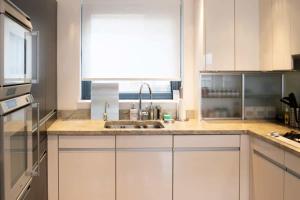 A kitchen or kitchenette at Modern 2 Bedroom with balcony Near Oxford Street