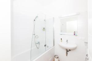 Bathroom sa Simtown Suite Apartments