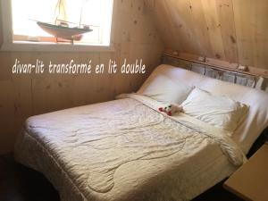 a bedroom with a bed and a window at Appartement champêtre in Saguenay