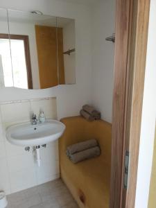 ein Bad mit einem Waschbecken und einem Spiegel in der Unterkunft Pochebachhäusl in Kurort Jonsdorf