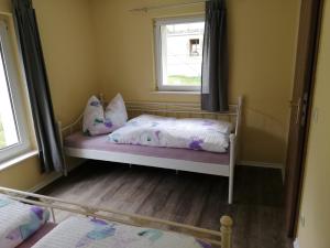 1 Schlafzimmer mit 2 Betten und einem Fenster in der Unterkunft Pochebachhäusl in Kurort Jonsdorf