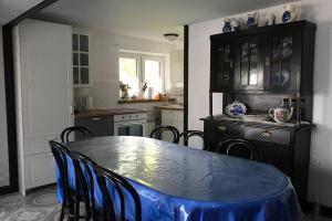 cocina con mesa y sillas y cocina con encimera en Dujawica en Ząb