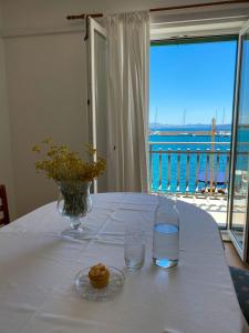 Villa Adria في فوديس: طاولة مع كوبين و إناء ماء