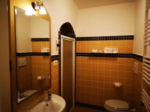 ガリポリにあるB&B Corti Carmelaのバスルーム(洗面台、トイレ、バスタブ付)