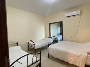En eller flere senger på et rom på Jericho Waleed's Hostel