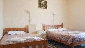 two beds sitting next to each other in a room at Malvern Hotel in Sandown