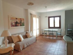 Posezení v ubytování Capo Figari 8, Appartamento spazioso nel centro di Golfo Aranci con terrazza, Wi-Fi, parcheggio gratuito