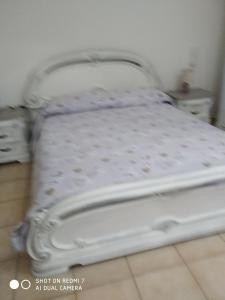 ein weißes Bett in einem Zimmer mit in der Unterkunft Villa Stella in Campobello di Licata