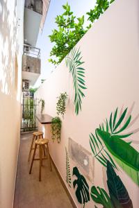 - un balcon avec des plantes sur le mur d'un bâtiment dans l'établissement Budva Apartment Nadja, à Budva