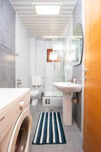 La salle de bains est pourvue d'un lavabo et d'un lave-linge. dans l'établissement Budva Apartment Nadja, à Budva