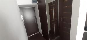 a bathroom with a closet with a mirror at Apartament na Warszawskiej in Gdynia