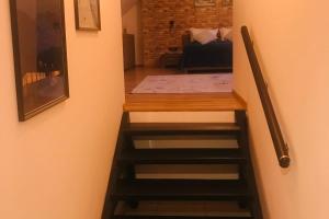 ヴィスワにあるApartament Stożekのベッドルーム1室の客室には階段が備わります。