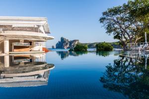 vista su un lago con una casa in acqua di PP Charlie Beach Resort a Phi Phi Don