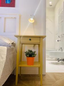 ナポリにあるファファ アパートメントの寝室に鉢植えのテーブル
