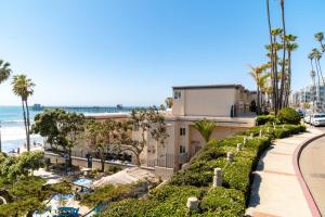 - une vue sur la plage depuis le balcon d'un bâtiment dans l'établissement Southern California Beach Club, à Oceanside